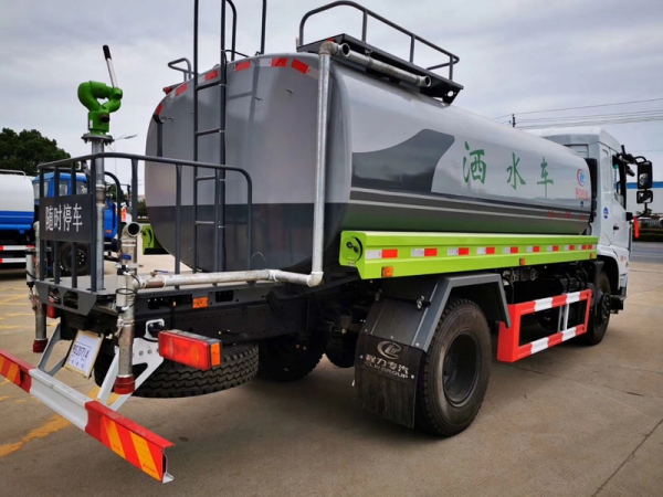 東風D312噸灑水車
