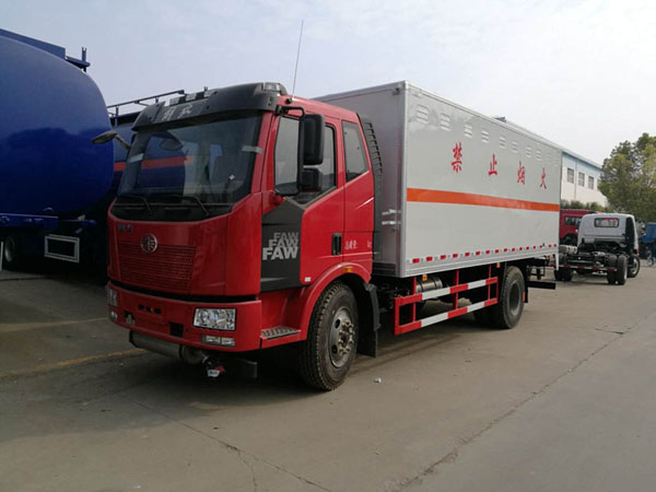 解放6.2米(10.4噸)液體廂式車