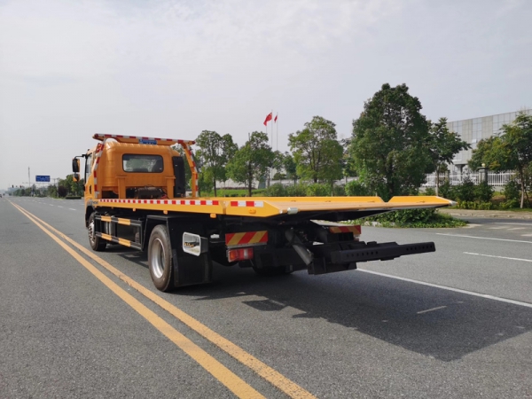 國(guó)六重汽豪沃重載型一拖二清障車(chē)