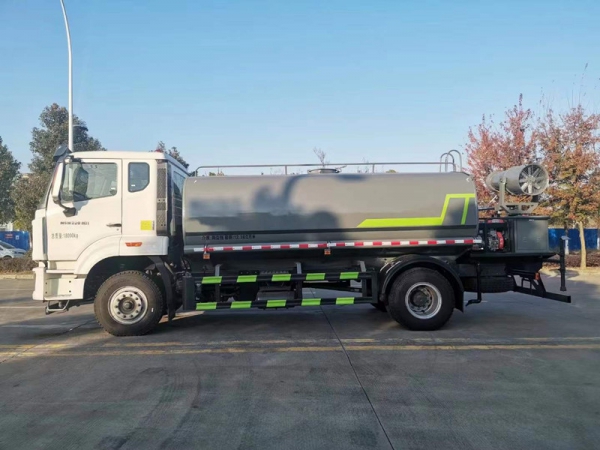 重汽豪沃14方灑水車