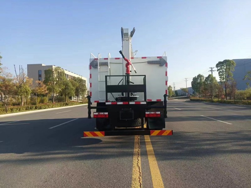 東風D9光伏板清洗車